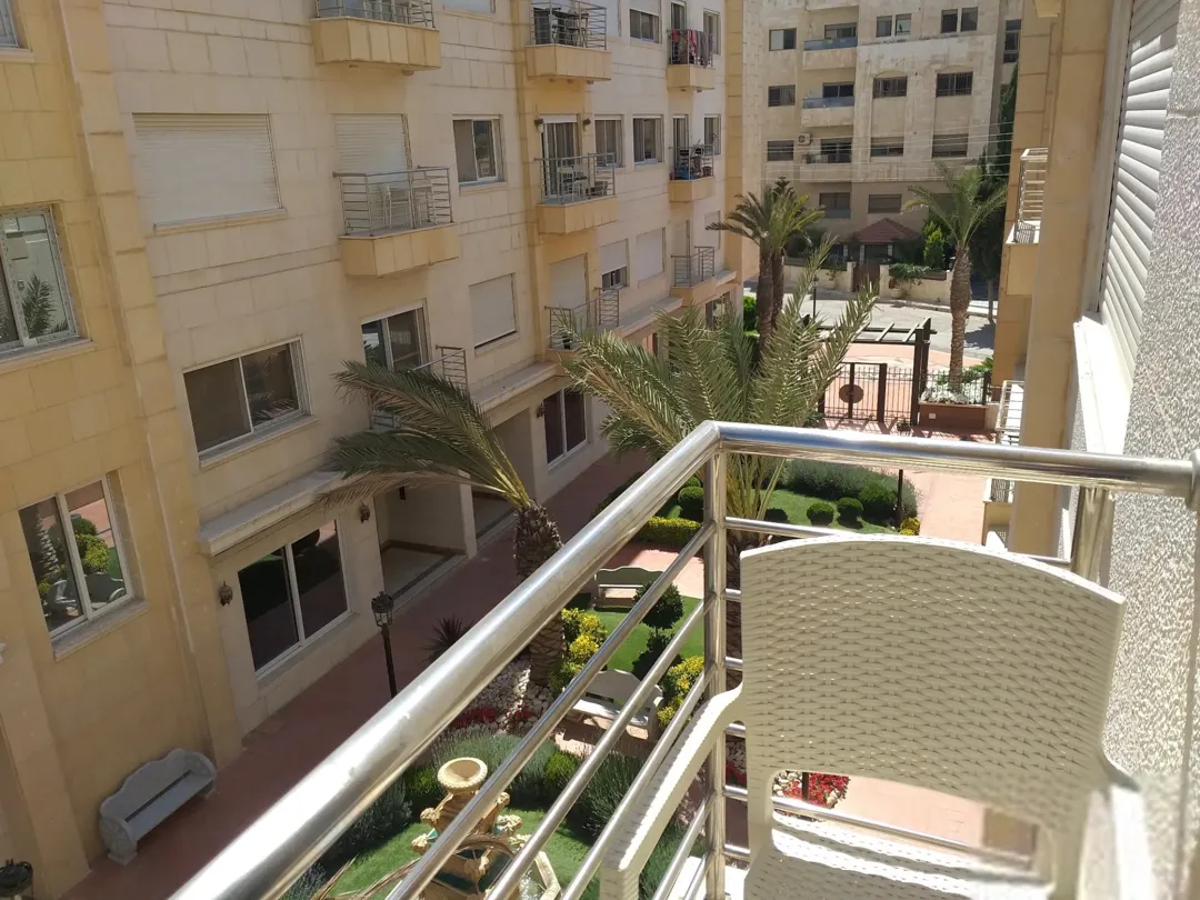 إيجار أسبوعي لشقة فاخرة مفروشة في دير غبار، عمان – مجمع سكني بخدمات متكاملة