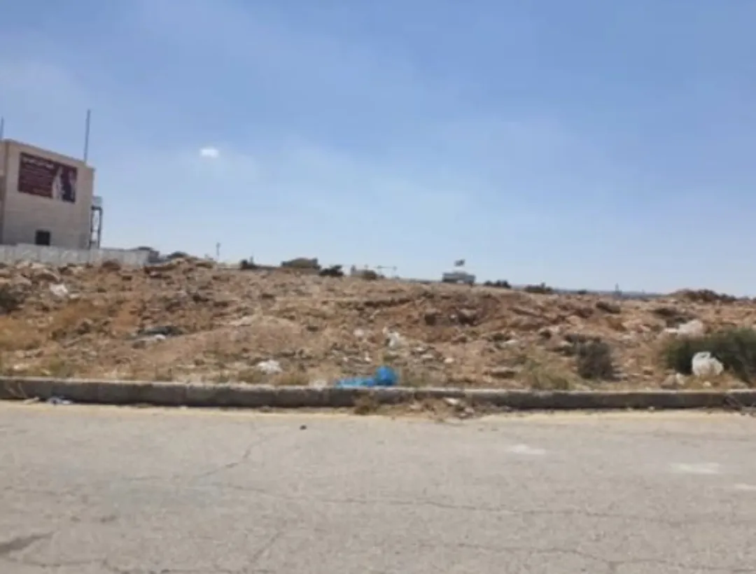 يوجد بجانبها كنسية ومدرسة