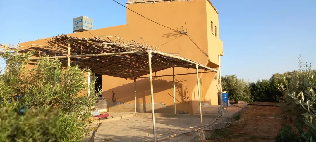 منزل ريفي بحديقة واسعة وإطلالة مميزة للبيع في ذيبان – مادبا