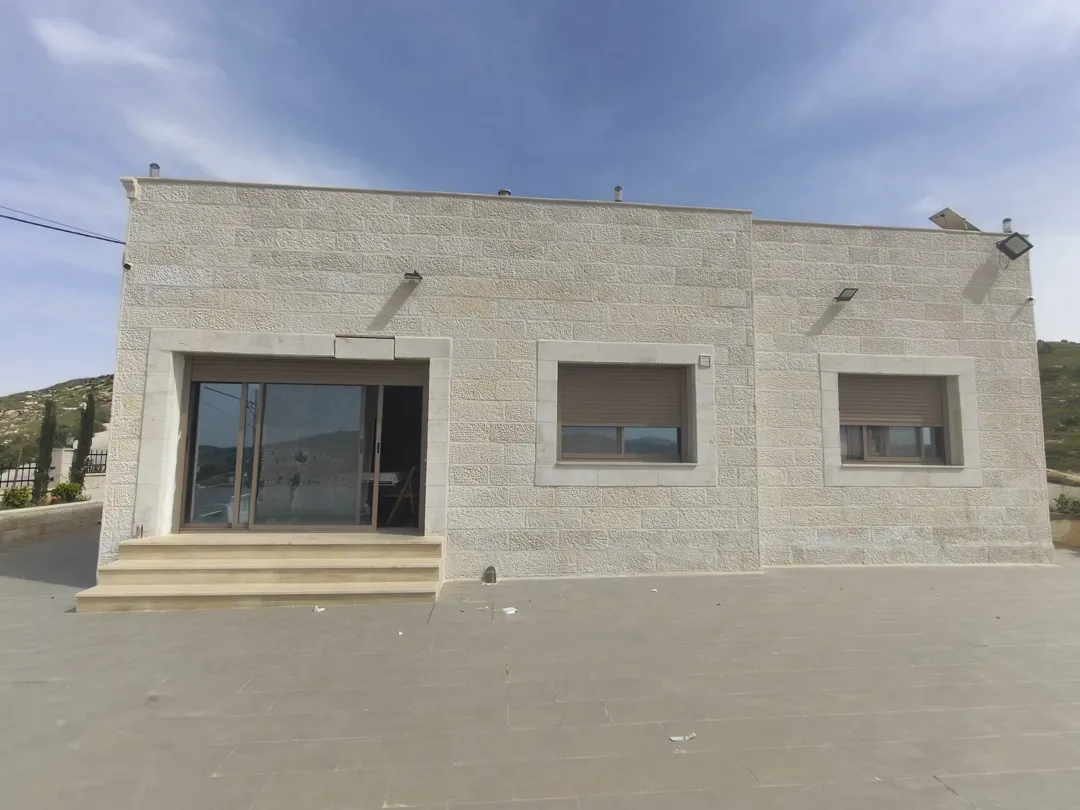 فيلا حديثة للبيع في بيرين – الزرقاء