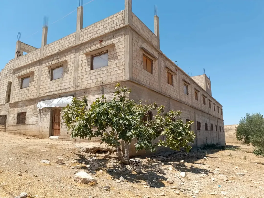 فرصة استثمارية.. بناء كبير طابقين الطابق الاول اسمنت مسلح بمساحة 750 متر مربع لكل طابق