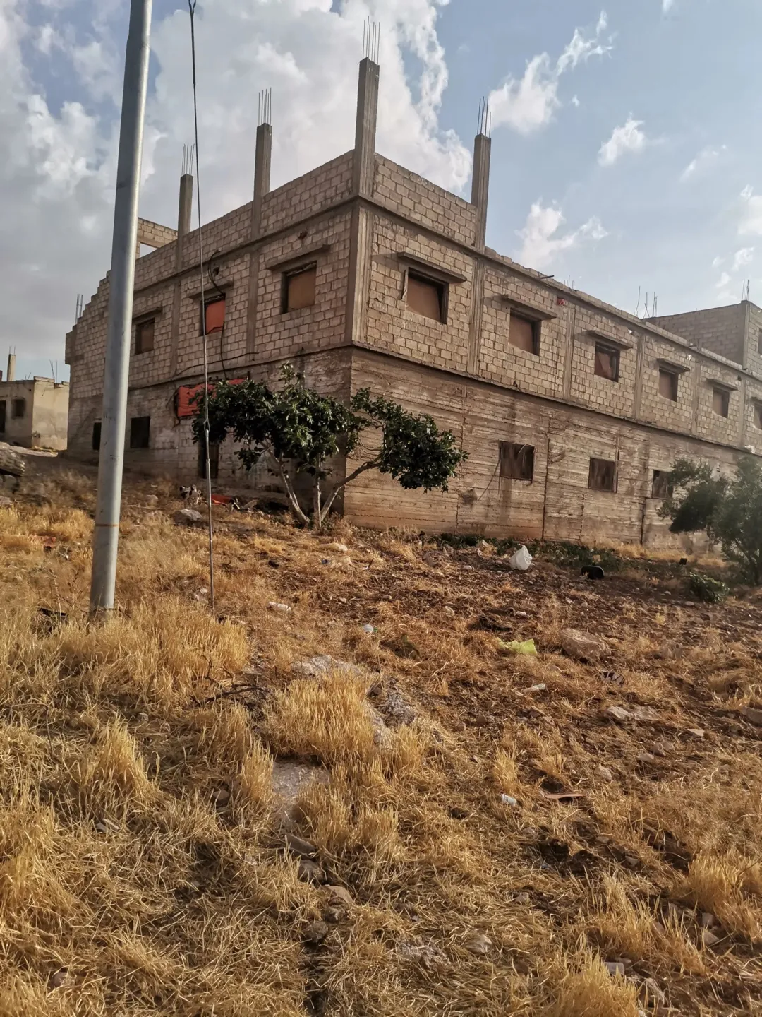 فرصة استثمارية.. بناء كبير طابقين الطابق الاول اسمنت مسلح بمساحة 750 متر مربع لكل طابق