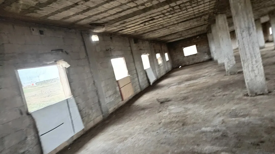 فرصة استثمارية.. بناء كبير طابقين الطابق الاول اسمنت مسلح بمساحة 750 متر مربع لكل طابق