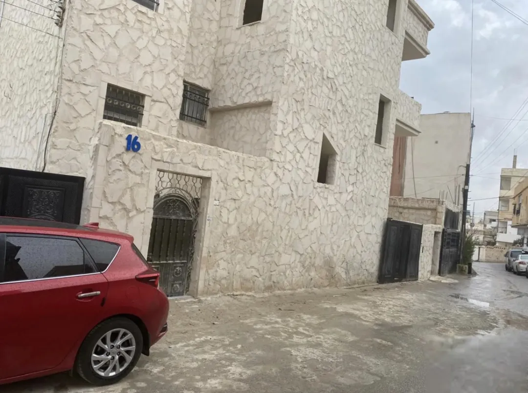 3 شقق فاخرة للبيع بإطلالة ساحرة – طابق ثاني وروف مبني مع ترس مميز