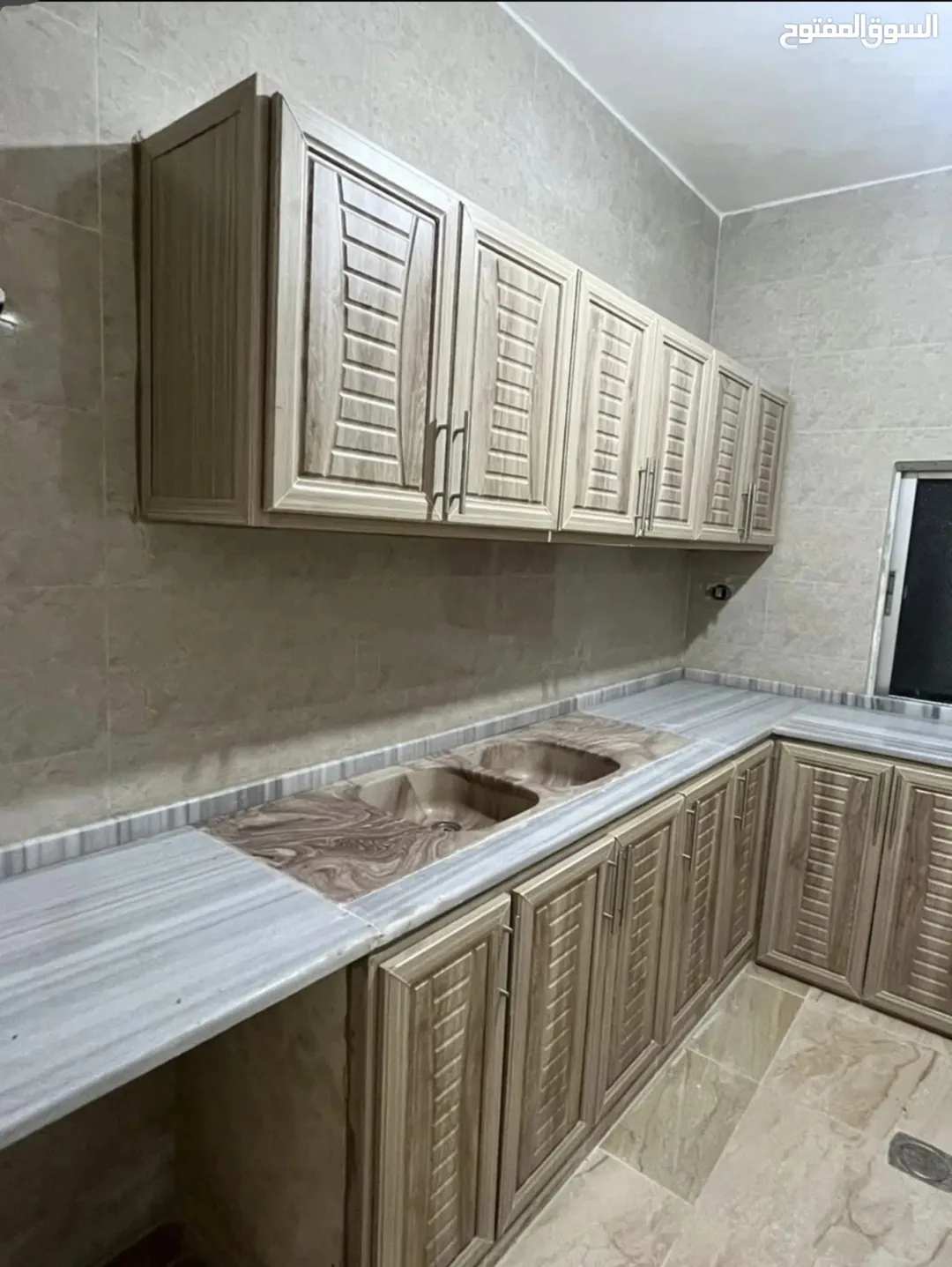 3 شقق فاخرة للبيع بإطلالة ساحرة – طابق ثاني وروف مبني مع ترس مميز
