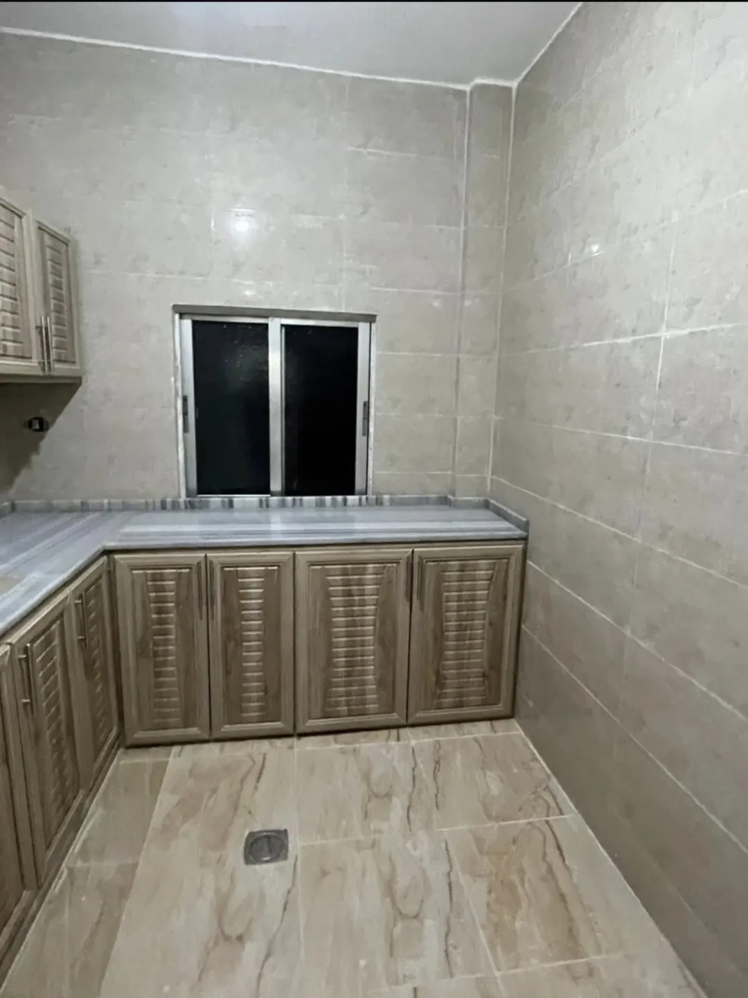 3 شقق فاخرة للبيع بإطلالة ساحرة – طابق ثاني وروف مبني مع ترس مميز