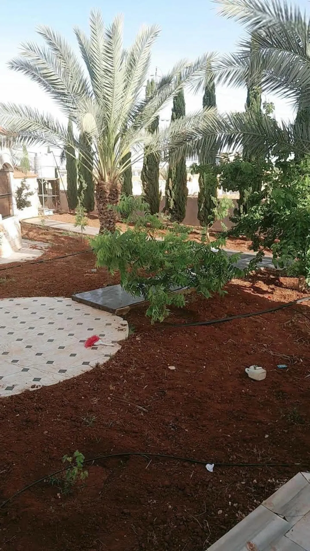 إمتلك مزرعه عملاقه مع ثلاث قصور طابقين في المفرق