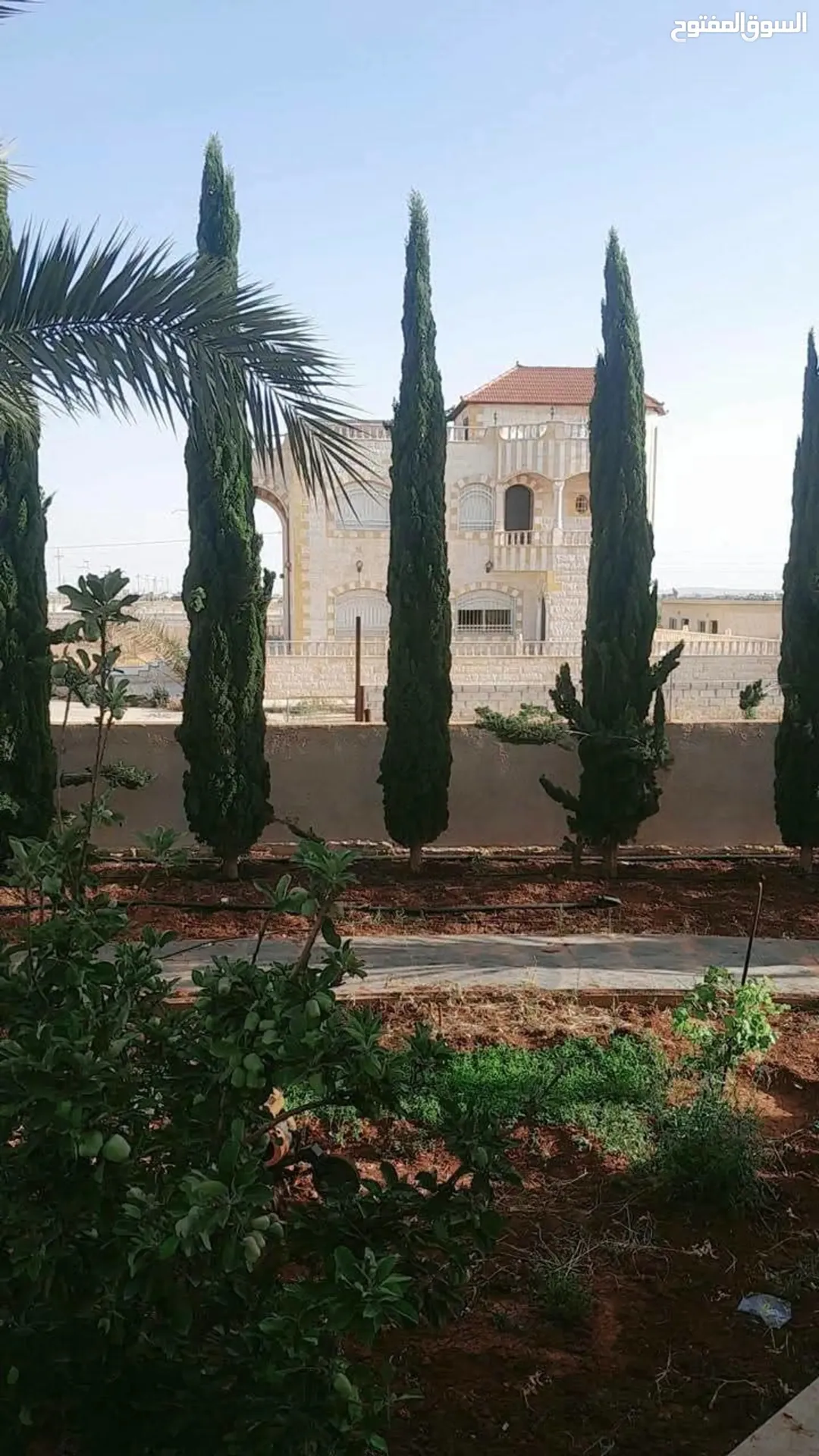 إمتلك مزرعه عملاقه مع ثلاث قصور طابقين في المفرق