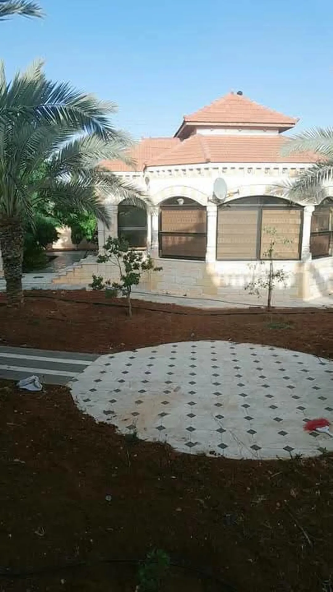 إمتلك مزرعه عملاقه مع ثلاث قصور طابقين في المفرق