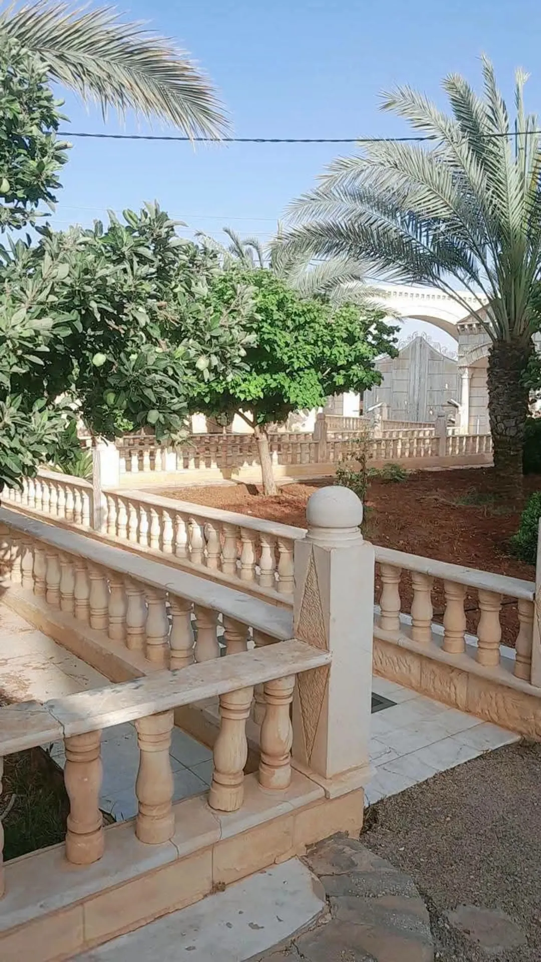 إمتلك مزرعه عملاقه مع ثلاث قصور طابقين في المفرق