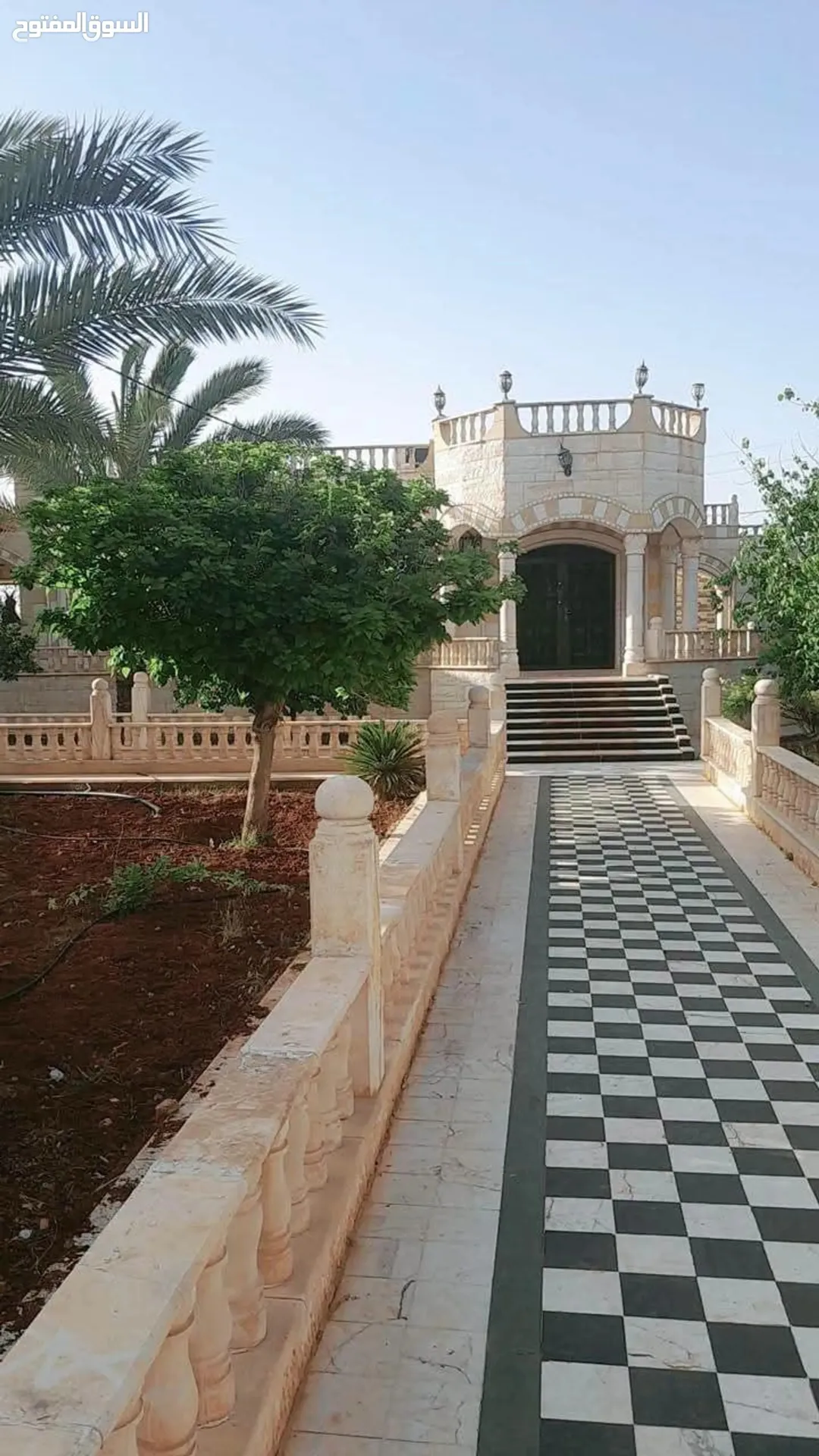 إمتلك مزرعه عملاقه مع ثلاث قصور طابقين في المفرق