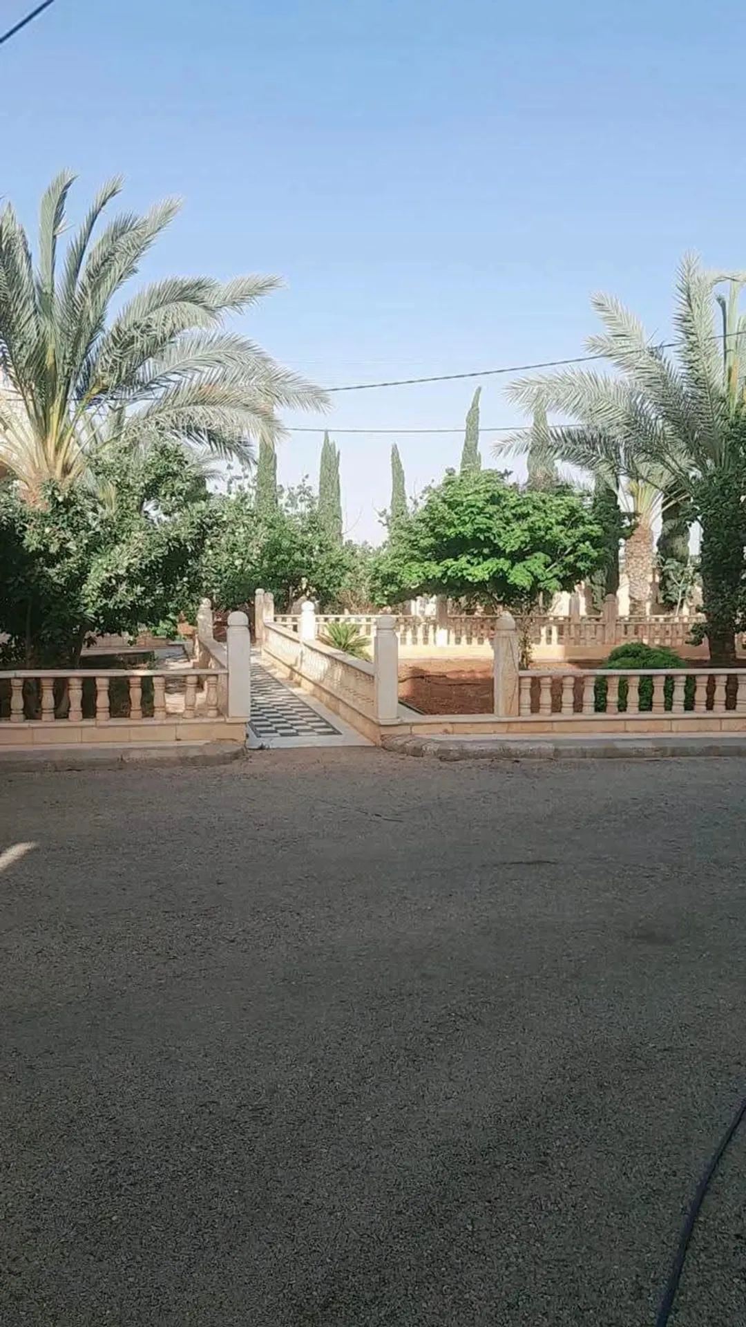إمتلك مزرعه عملاقه مع ثلاث قصور طابقين في المفرق