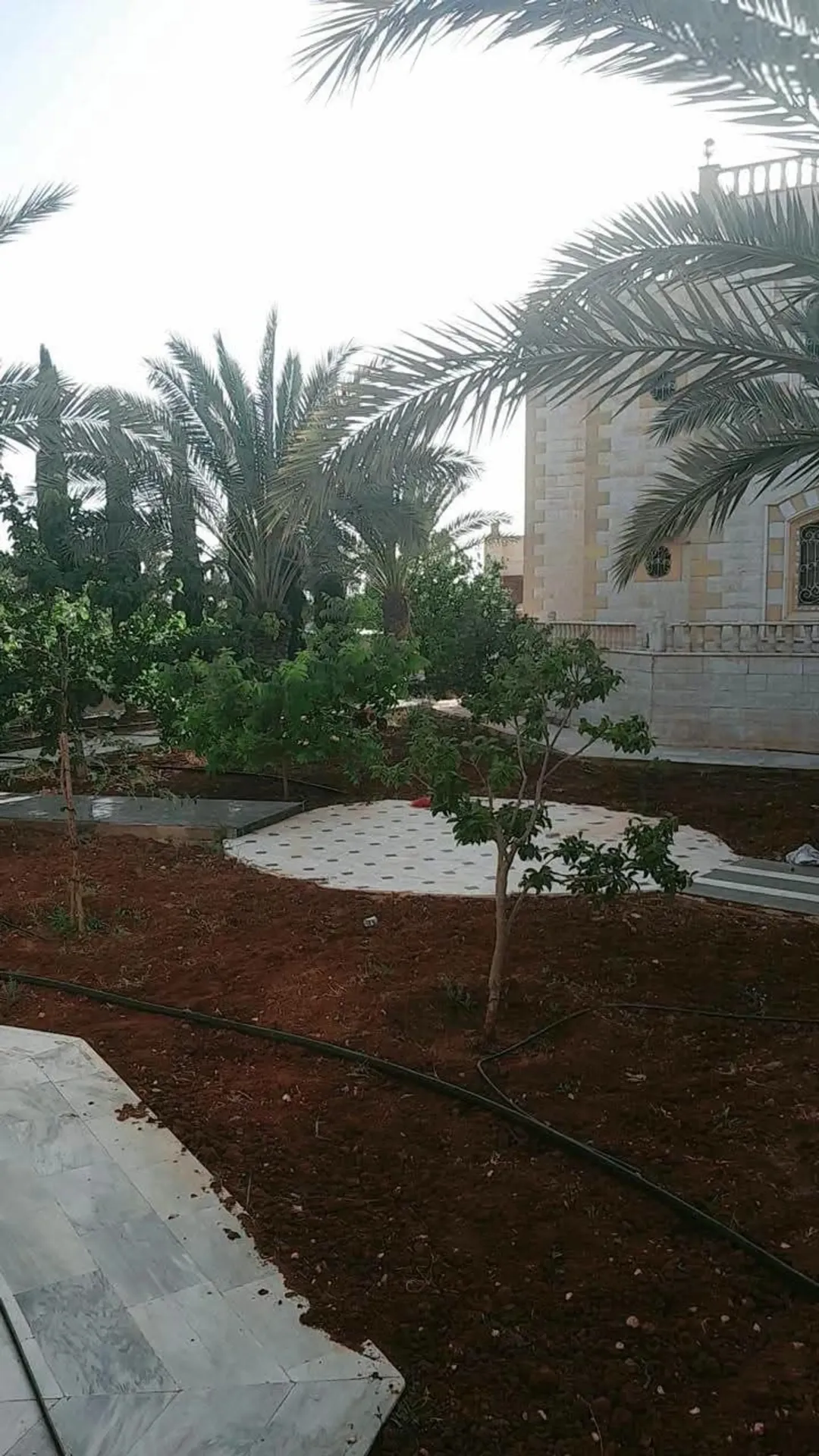 إمتلك مزرعه عملاقه مع ثلاث قصور طابقين في المفرق