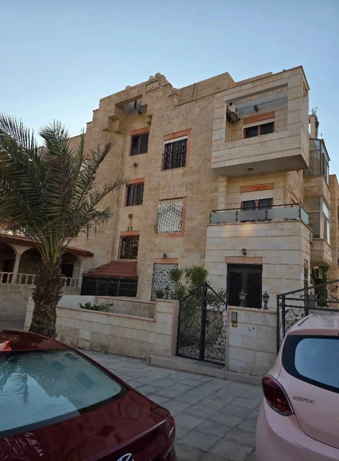 للبيع شقه بمدينه العقبة طابق ثالث المنطقة الخامسه