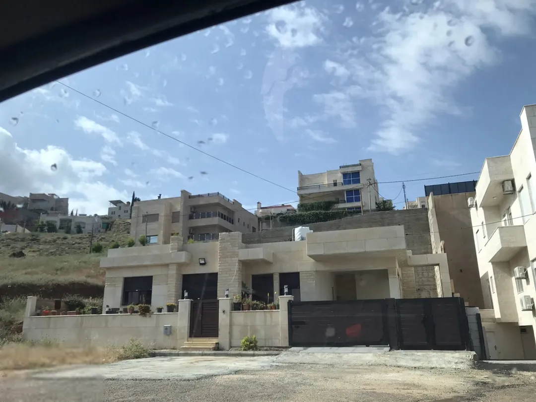 فيلا للبيع في عمان – أم بطمه – شارع الأردن بإطلالة جبلية مميزة