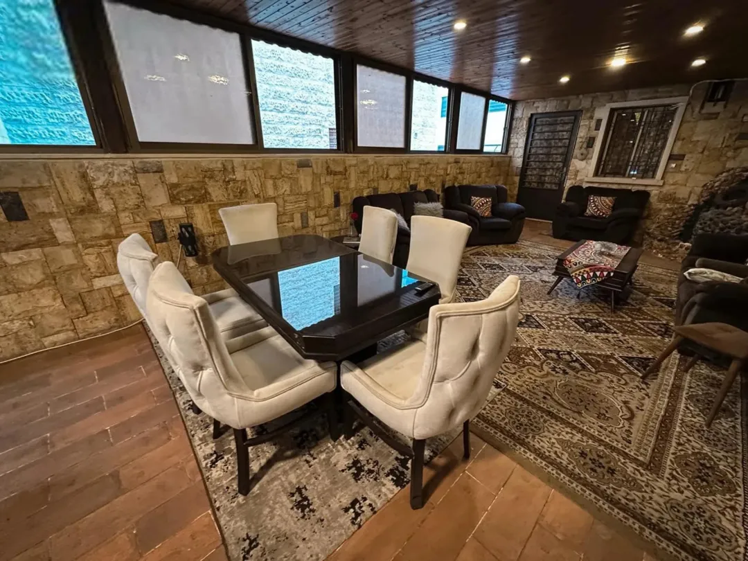 شقة فاخرة مفروشة بالكامل للبيع في الجبيهة – عمان