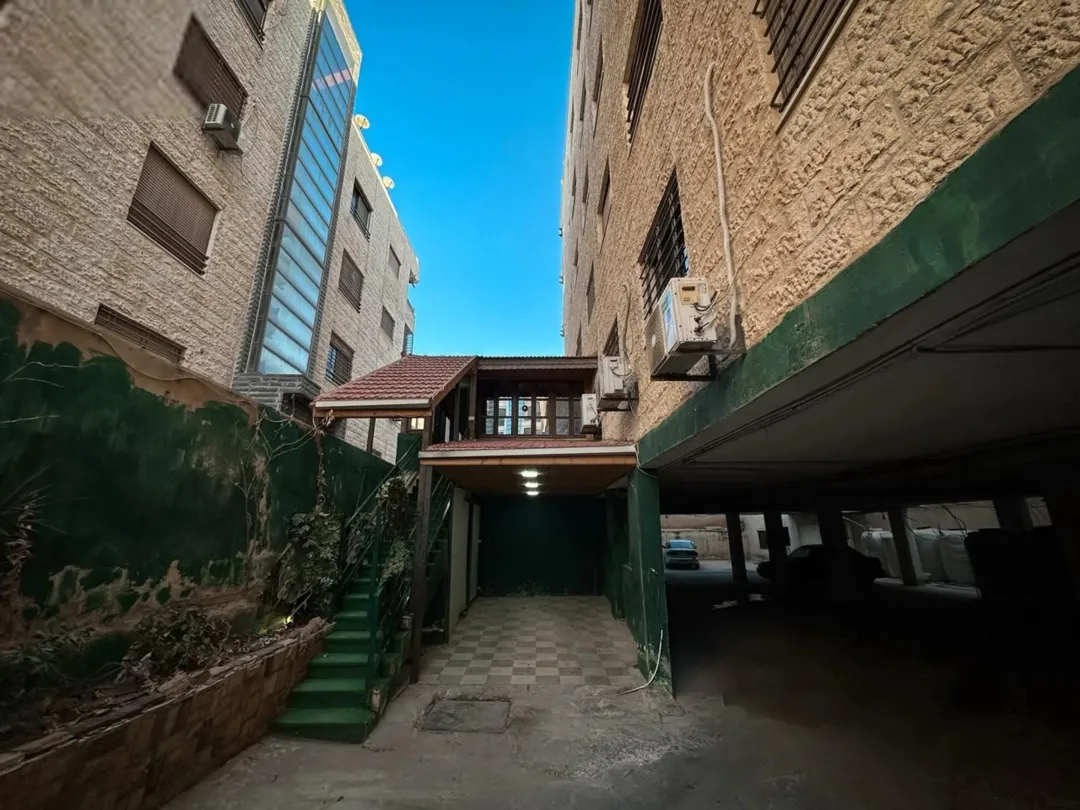 شقة فاخرة مفروشة بالكامل للبيع في الجبيهة – عمان