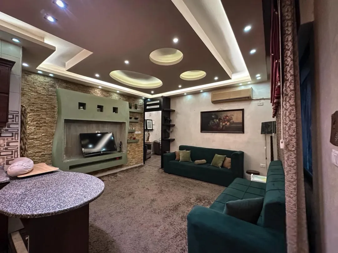 شقة فاخرة مفروشة بالكامل للبيع في الجبيهة – عمان
