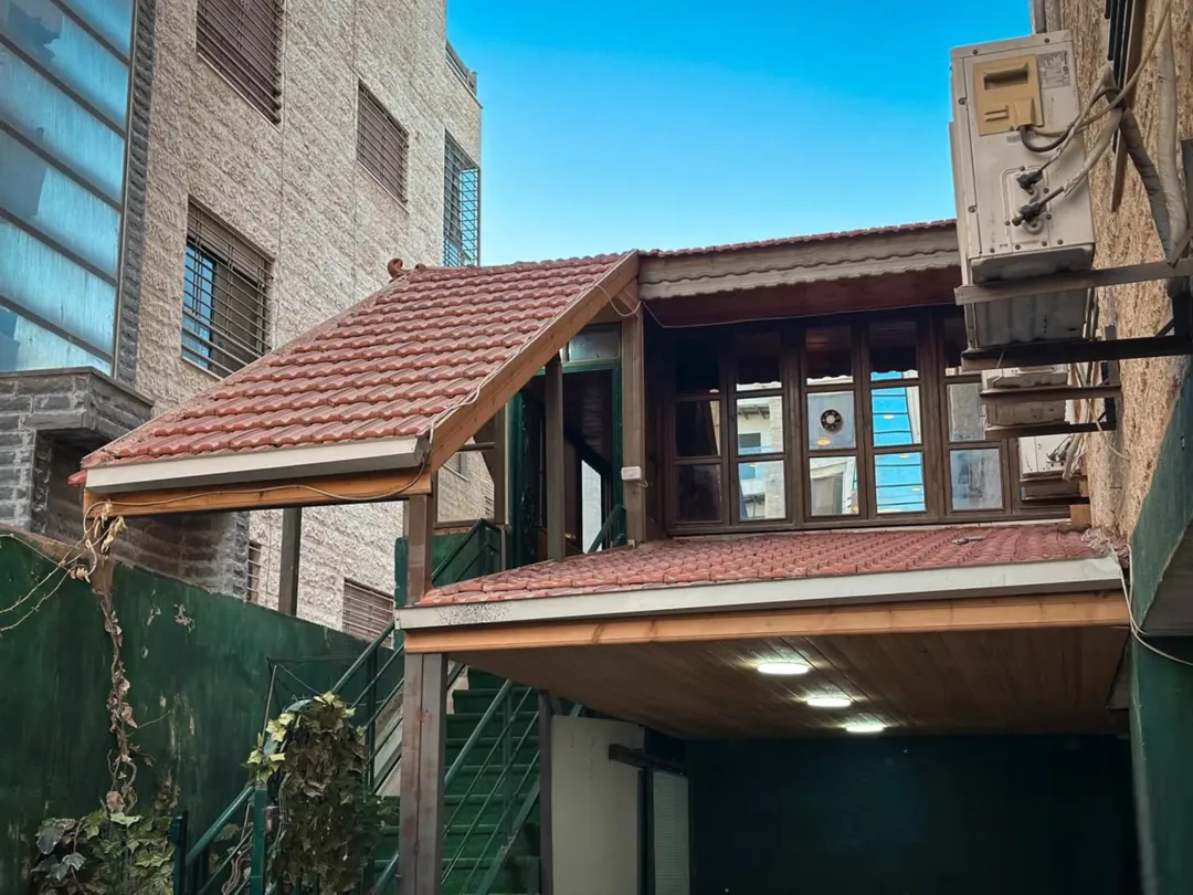 شقة فاخرة مفروشة بالكامل للبيع في الجبيهة – عمان