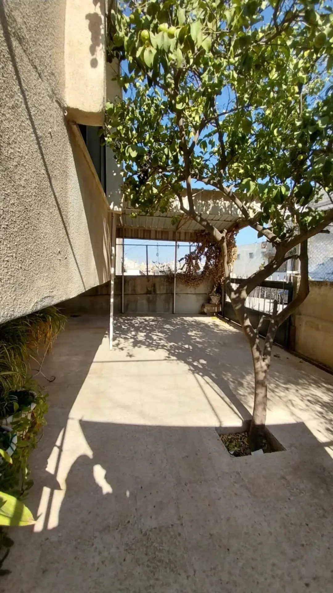 عمارة 3 طوابق للبيع في قوشان مساحة واسعة