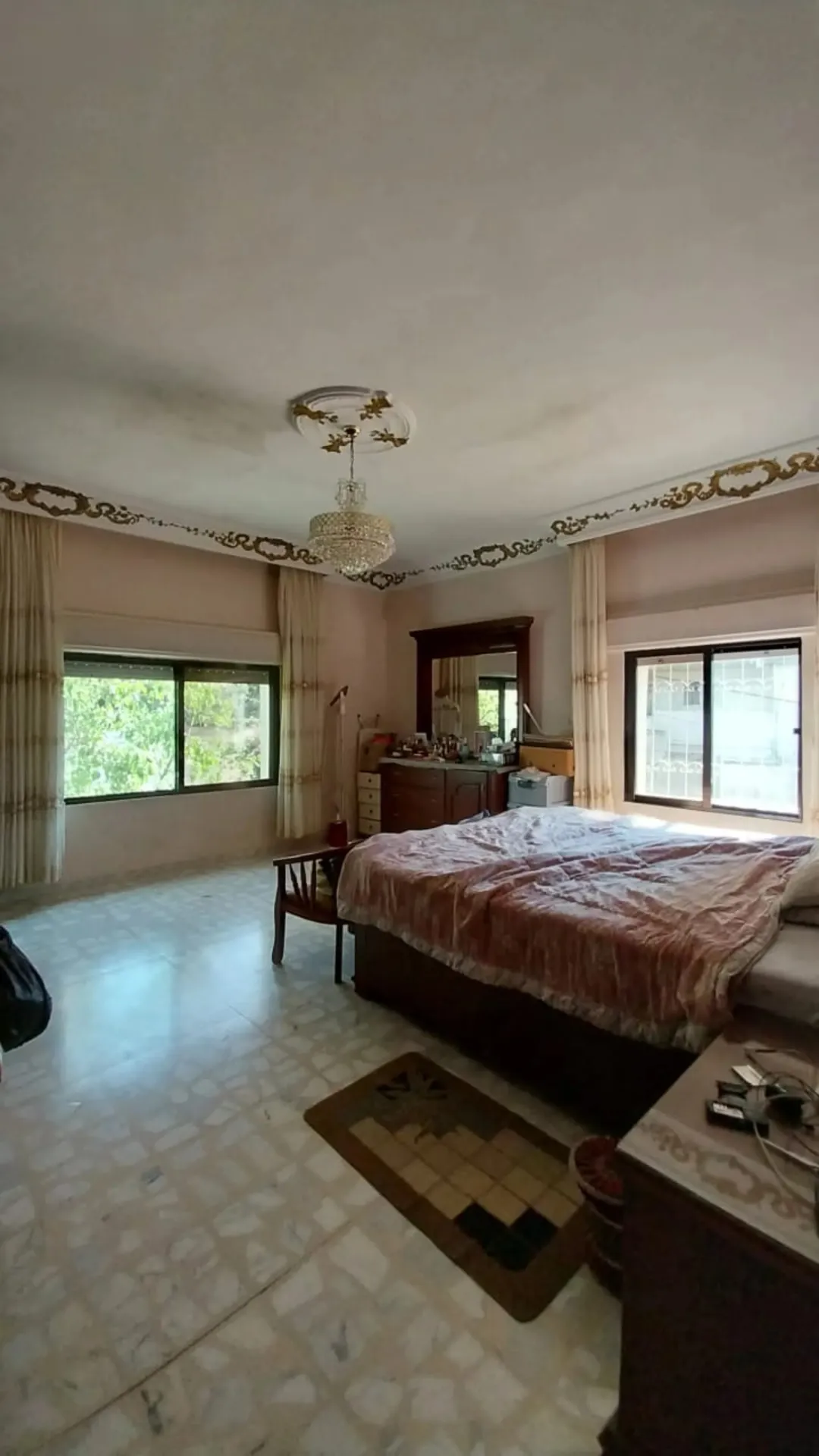 عمارة 3 طوابق للبيع في قوشان مساحة واسعة