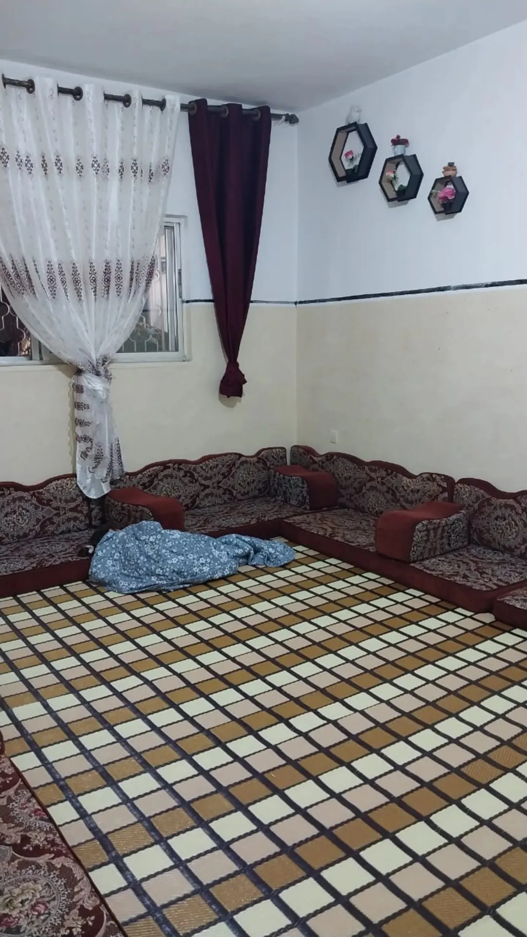 عمارة 3 طوابق للبيع في قوشان مساحة واسعة