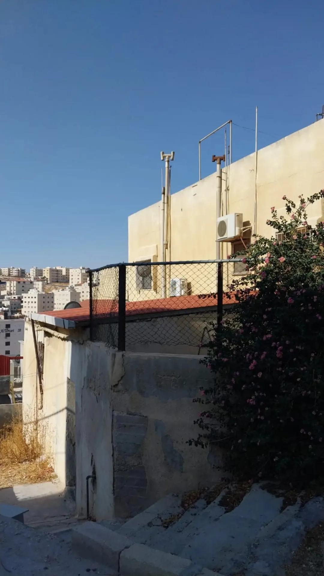 عمارة 3 طوابق للبيع في قوشان مساحة واسعة