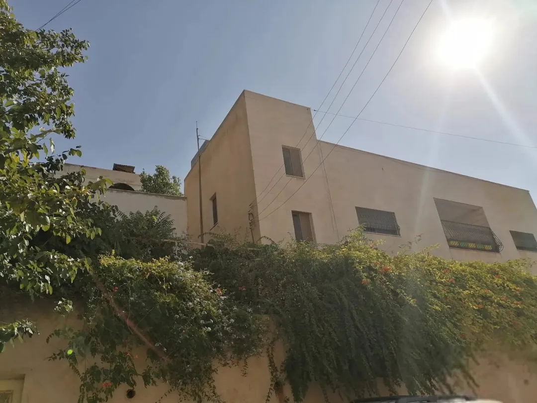 صويلح عقار سكني قائم للبيع قطعة أرض 614 م2