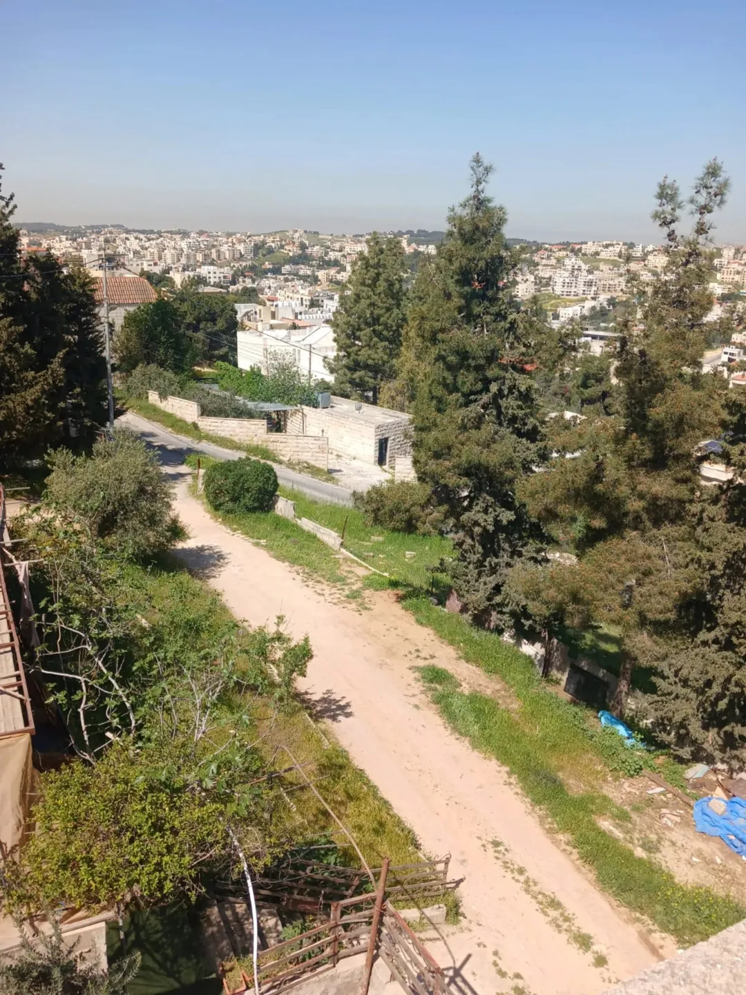 أرض سكنية مميزة للبيع في عرقوب خلدا على تلة
