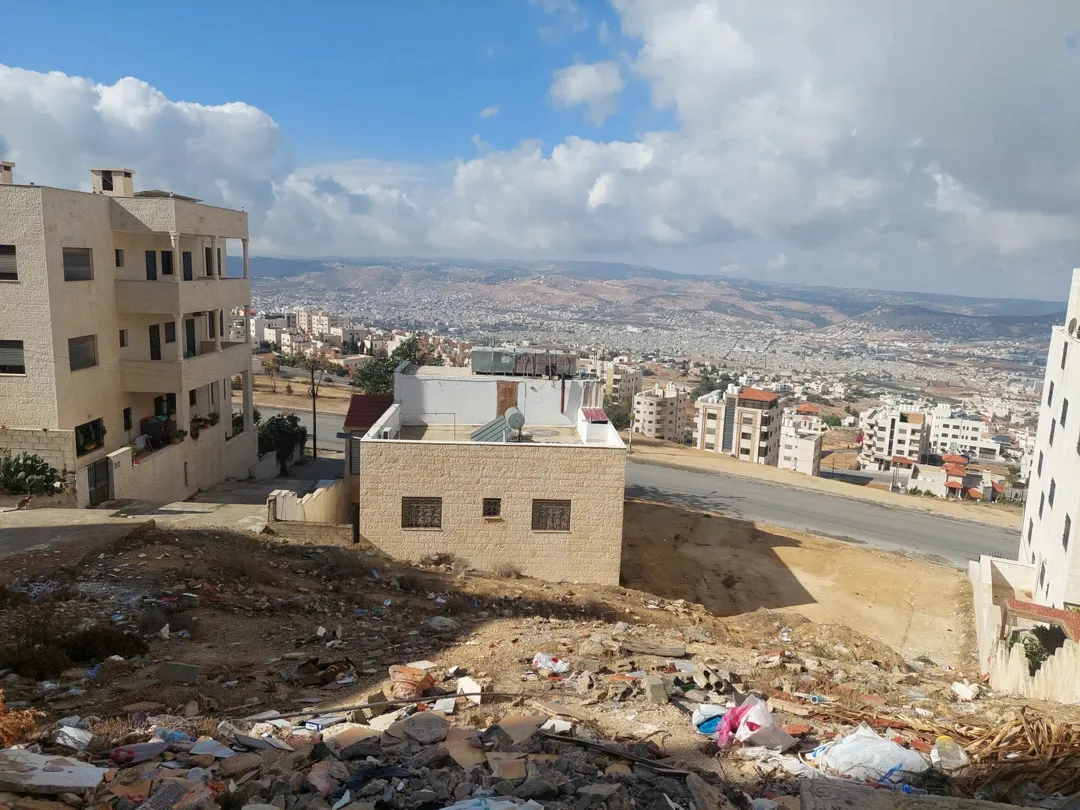 ارض للبيع في ابو نصير قرب وغرب مسجد الهدى مرتفعه ومطلة بسعر مميز