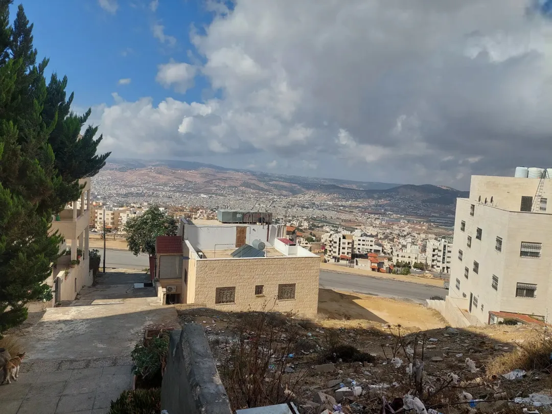 ارض للبيع في ابو نصير قرب وغرب مسجد الهدى مرتفعه ومطلة بسعر مميز