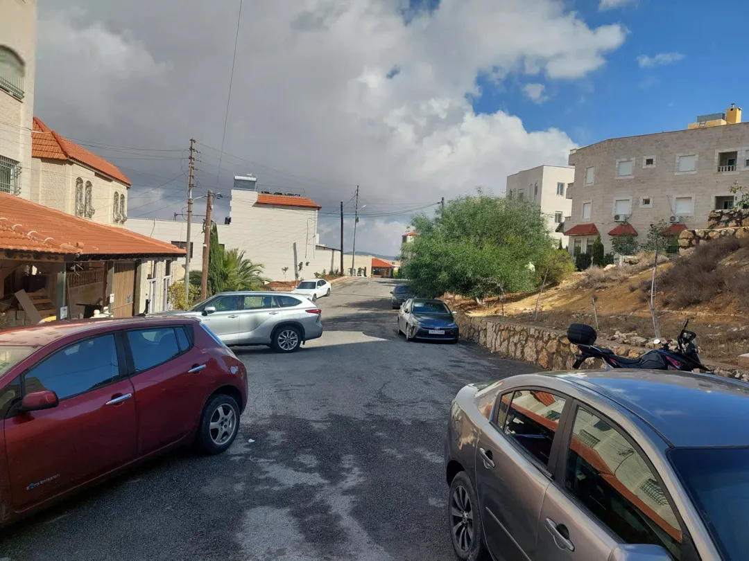 ارض للبيع في ابو نصير قرب وغرب مسجد الهدى مرتفعه ومطلة بسعر مميز
