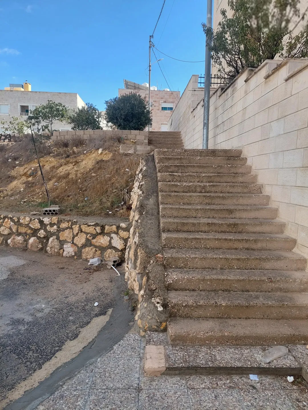ارض للبيع في ابو نصير قرب وغرب مسجد الهدى مرتفعه ومطلة بسعر مميز