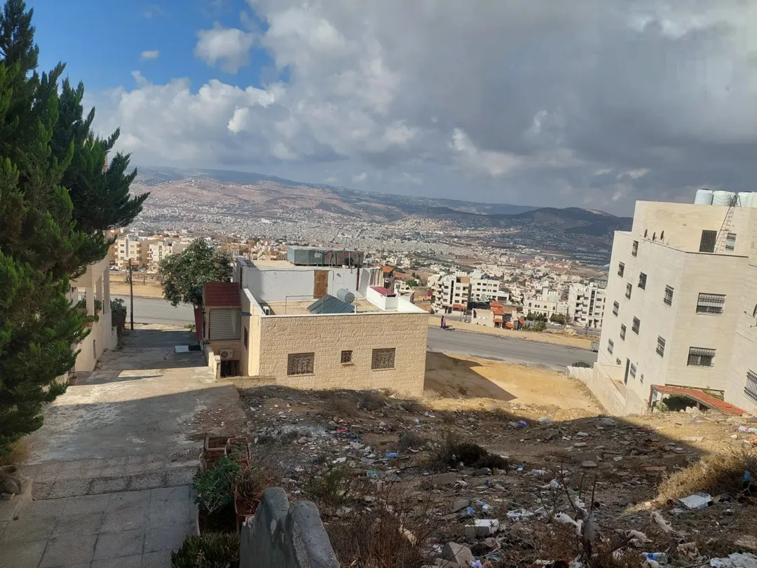 ارض للبيع في ابو نصير قرب وغرب مسجد الهدى مرتفعه ومطلة بسعر مميز