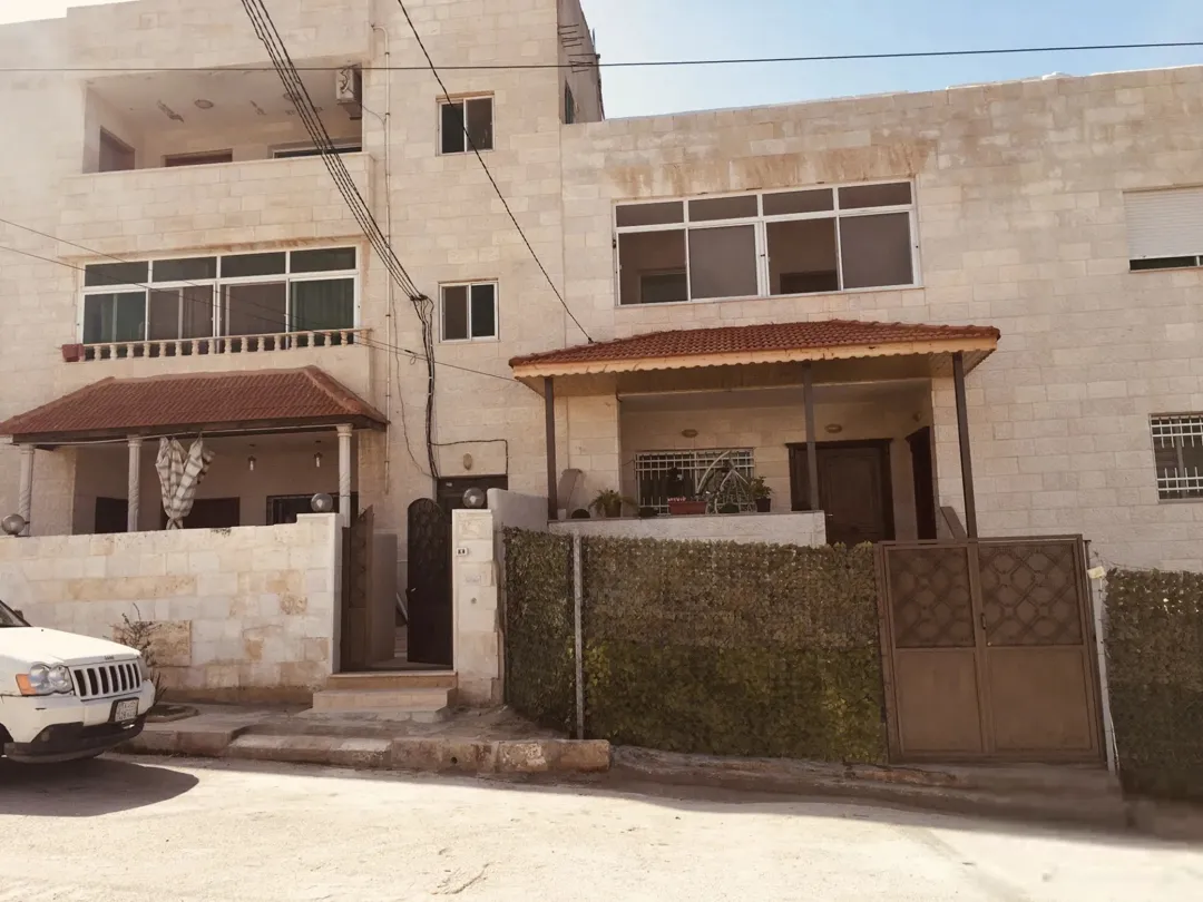 شقة للبيع في إربد – زبدة طابق أرضي مرتفع بمدخل مستقل