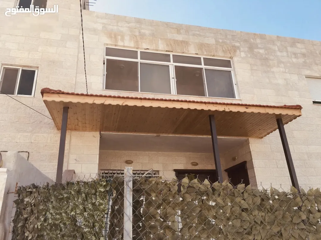 شقة للبيع في إربد – زبدة طابق أرضي مرتفع بمدخل مستقل
