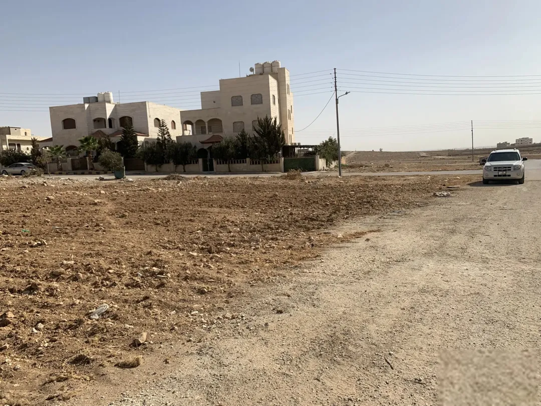 أرض سكنية مميزة على شارعين في منطقة اللبن