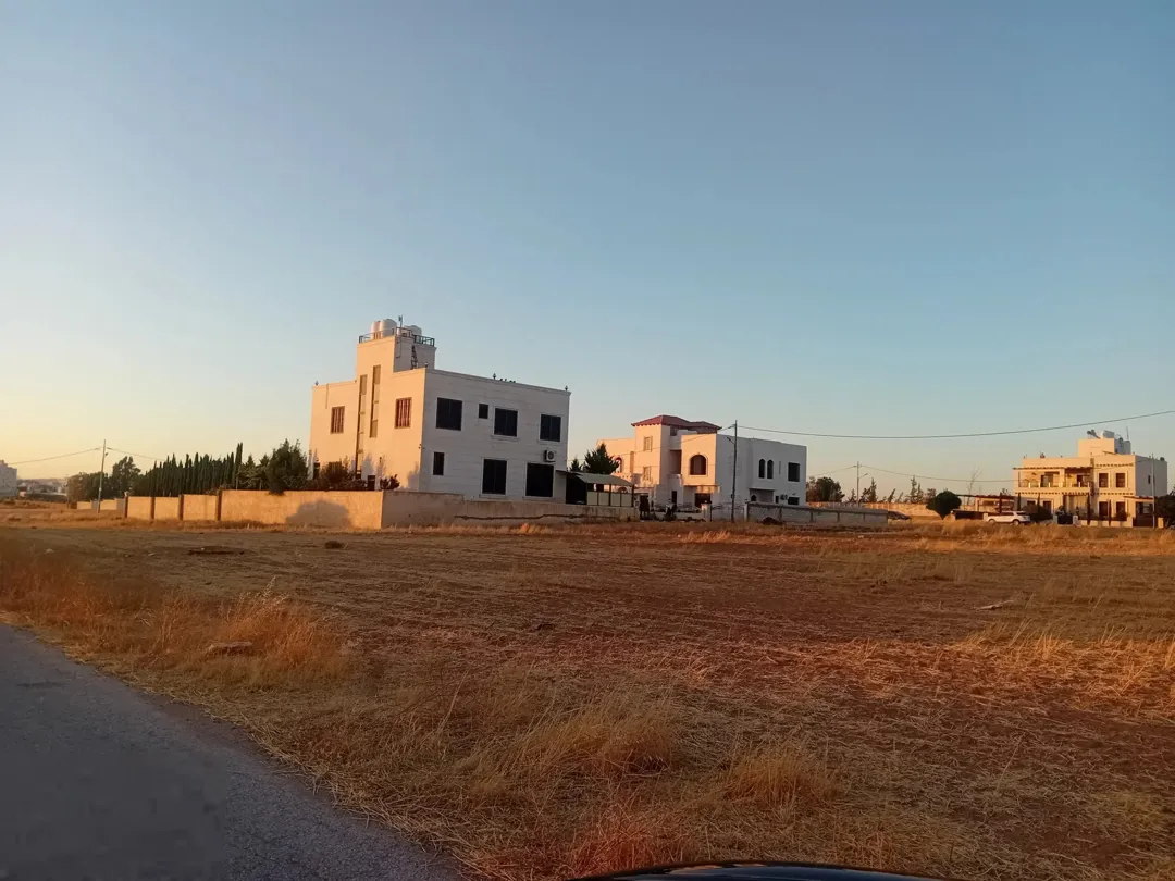 أرض مميزة للبيع في الطنيب مقابل جامعة الإسراء