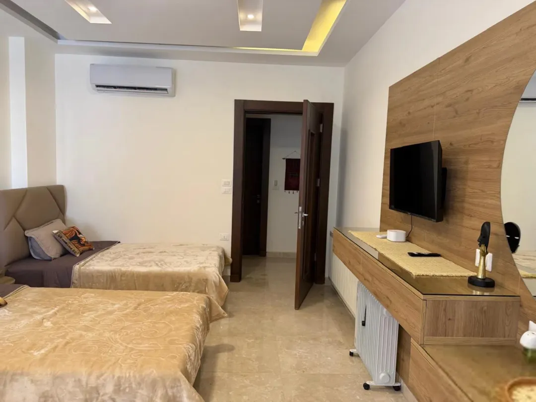 سويت مفروش فاخر للإيجار – قرب جامعة البتراء وكلية لومينوس