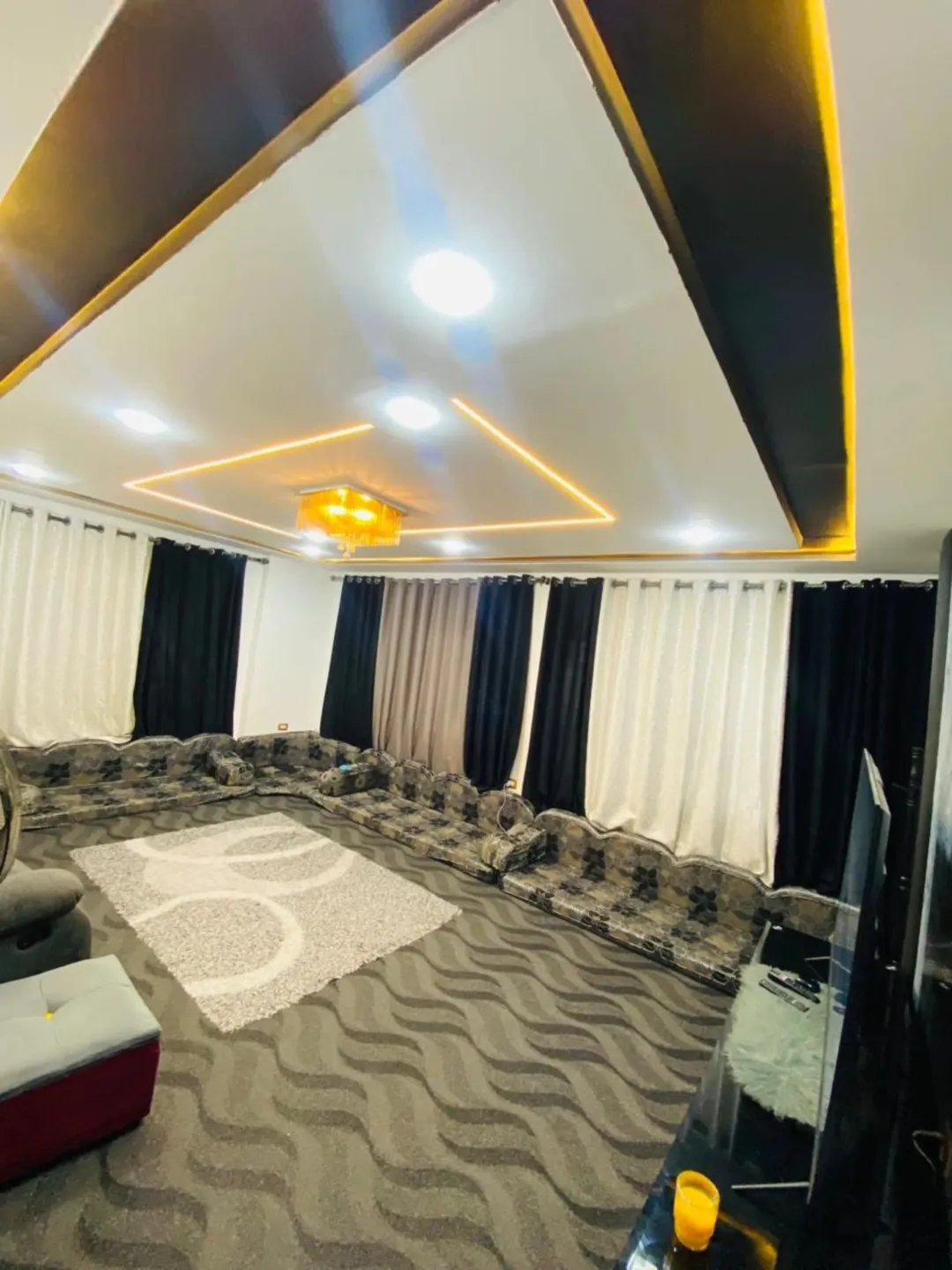 عمارة تجارية للبيع في الزرقاء – حي الحاووز