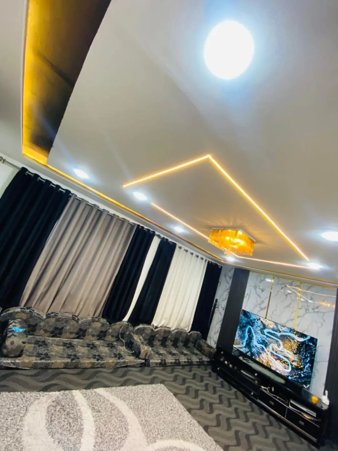 عمارة تجارية للبيع في الزرقاء – حي الحاووز