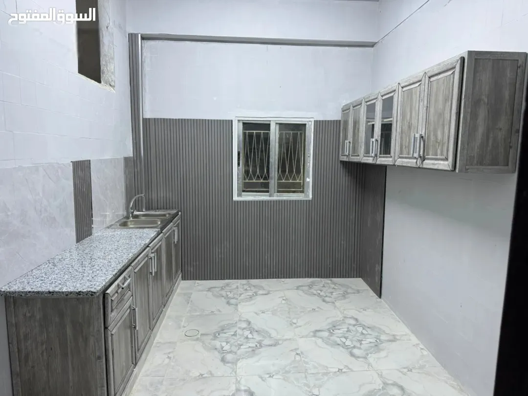 عمارة تجارية للبيع في الزرقاء – حي الحاووز