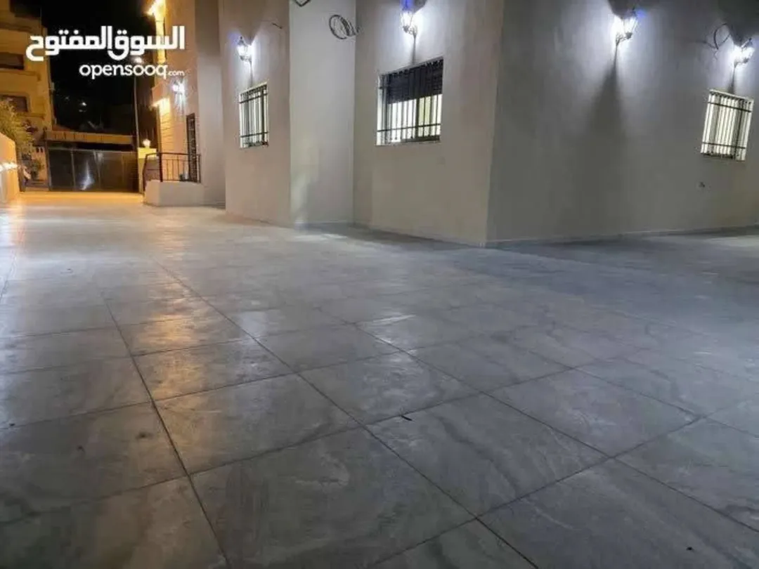 شقة فاخرة في موقع استثنائي بالخامسة طابق أرضي بمساحة 139م2 مع ارتداد كامل