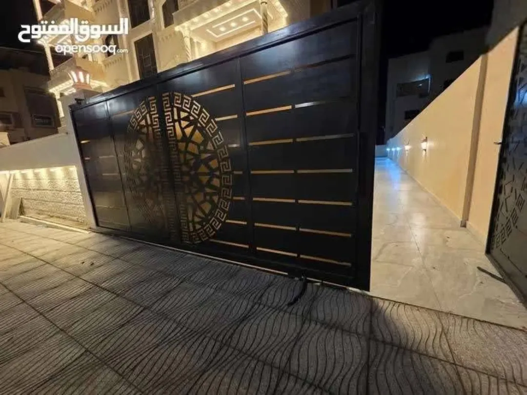 شقة فاخرة في موقع استثنائي بالخامسة طابق أرضي بمساحة 139م2 مع ارتداد كامل