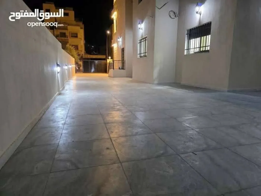 شقة فاخرة في موقع استثنائي بالخامسة طابق أرضي بمساحة 139م2 مع ارتداد كامل