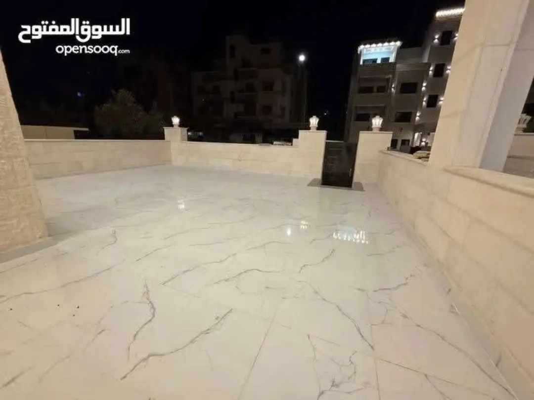 شقة فاخرة في موقع استثنائي بالخامسة طابق أرضي بمساحة 139م2 مع ارتداد كامل