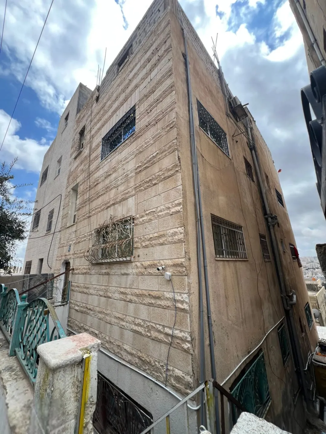 عمارة ثلاثة طوابق وطابق تسوية للبيع