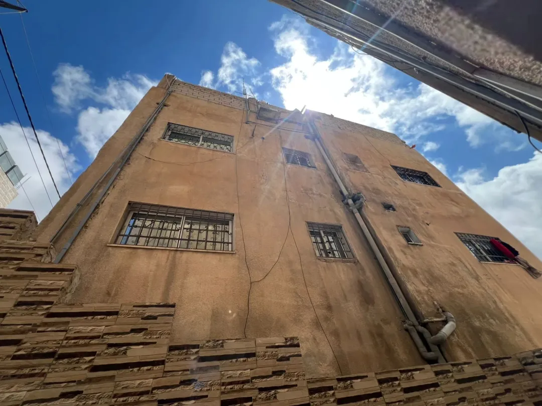 عمارة ثلاثة طوابق وطابق تسوية للبيع