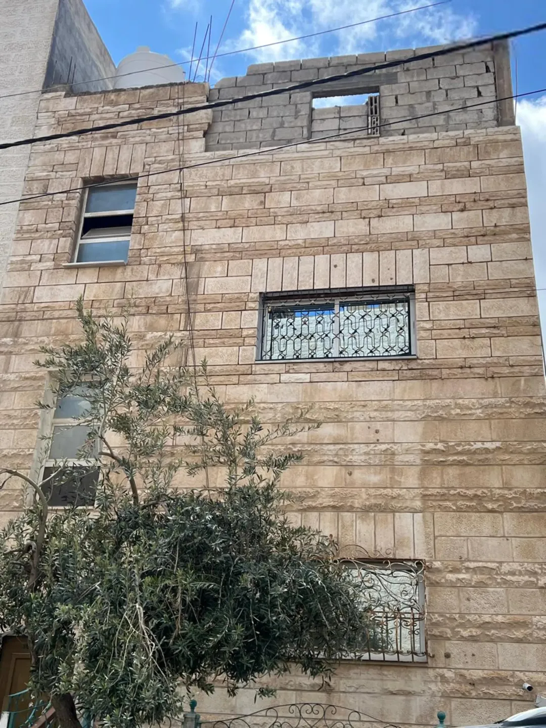 عمارة ثلاثة طوابق وطابق تسوية للبيع