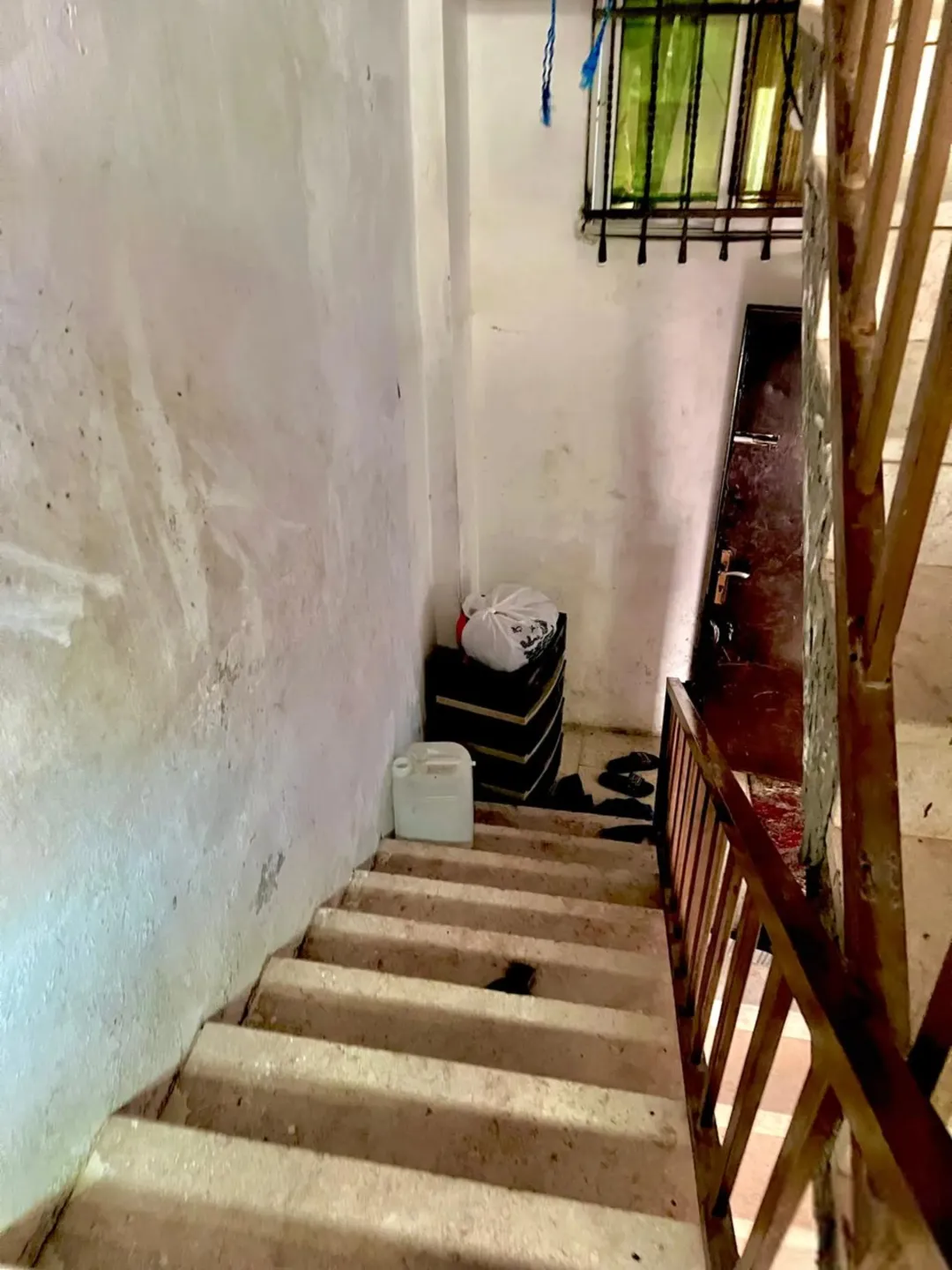 عمارة ثلاثة طوابق وطابق تسوية للبيع